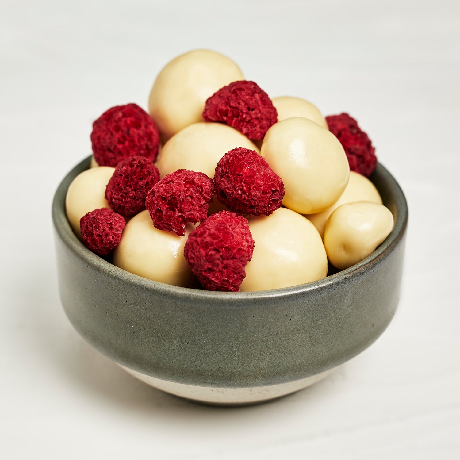 Gefriergetrocknete Himbeeren mit weißer Schokolade