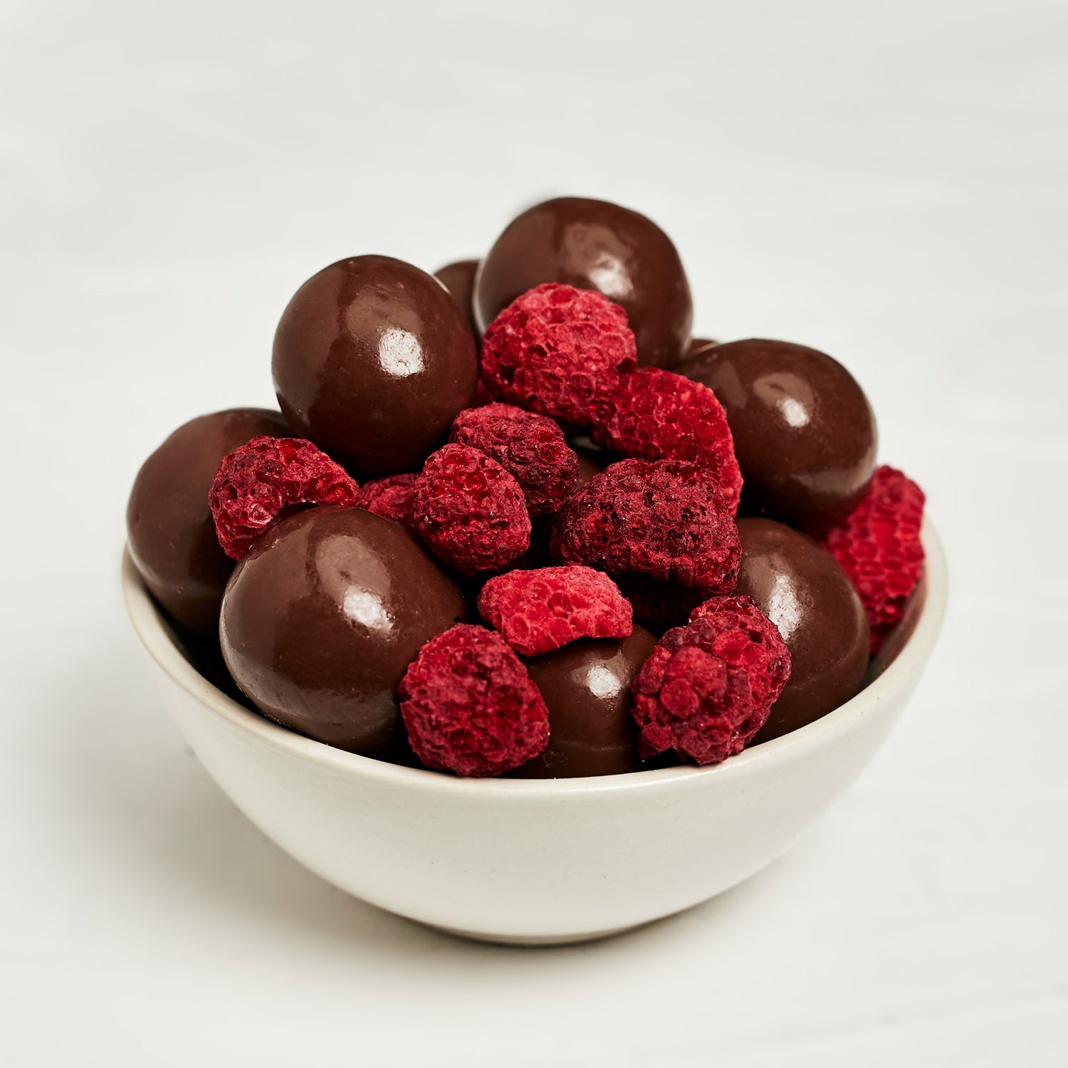 Gefriergetrocknete Himbeeren mit Vollmilchschokolade