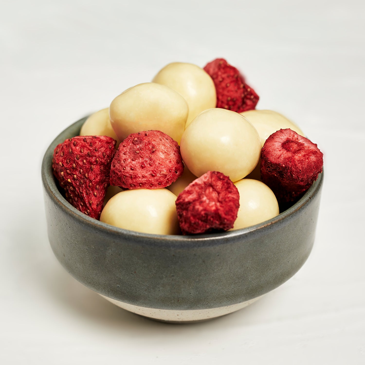 Gefriergetrocknete Erdbeeren mit weißer Schokolade Gefriergetrocknete Erdbeeren mit weißer Schokolade